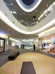 ゆったりとした広い館内。敷地内には実物大のガンダム像もあり、遊び心をくすぐる（ダイバーシティ　東京プラザ）